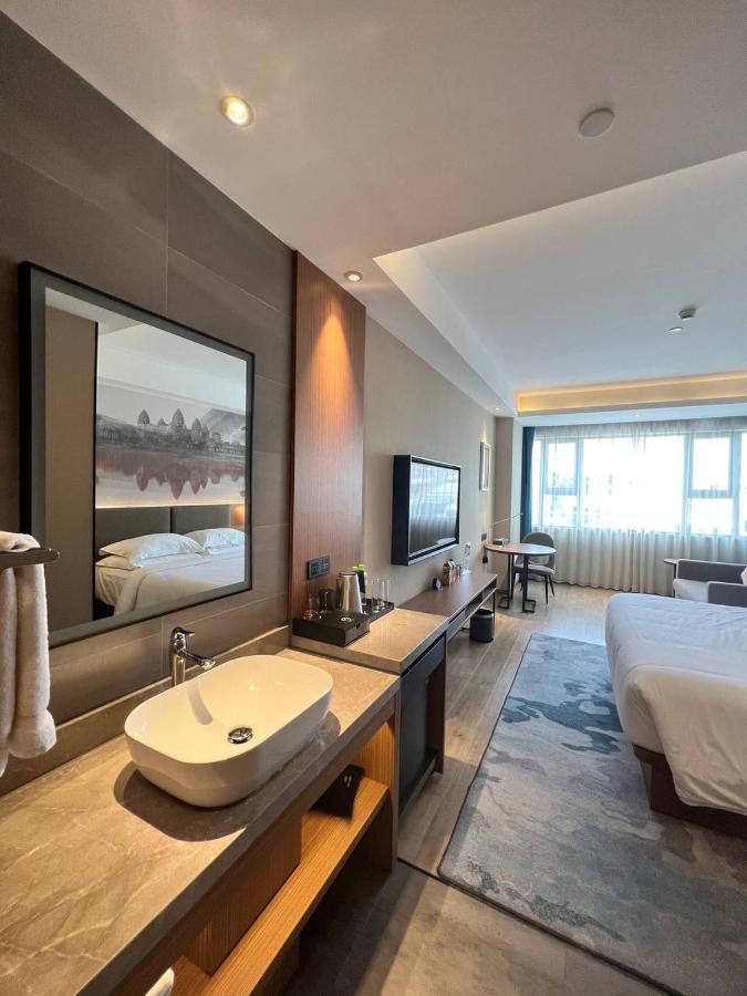 Aurea Central Hotel Пном Пен Екстериор снимка